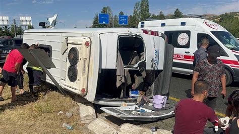 Elazığ’da tur minibüsü, yolcu otobüsüne çarptı: 18 yaralı